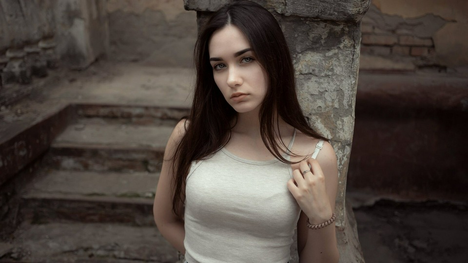 Красивая Девушка в Белой Майке