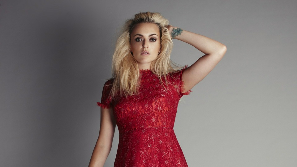 Модель красного платья 4k