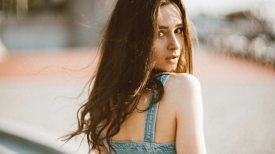 Девушка, оглядывающаяся назад