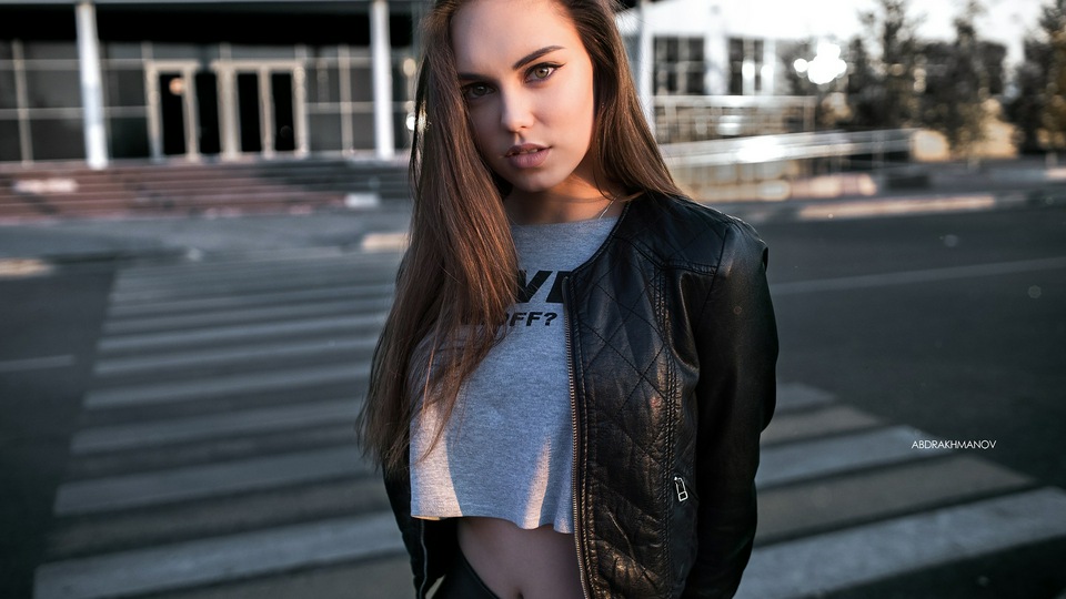 Девушка смотрит в Объектив