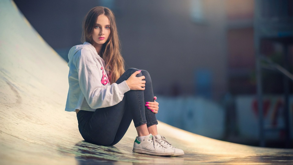 Девушка из Скейт-Парка смотрит на Зрителя 4k