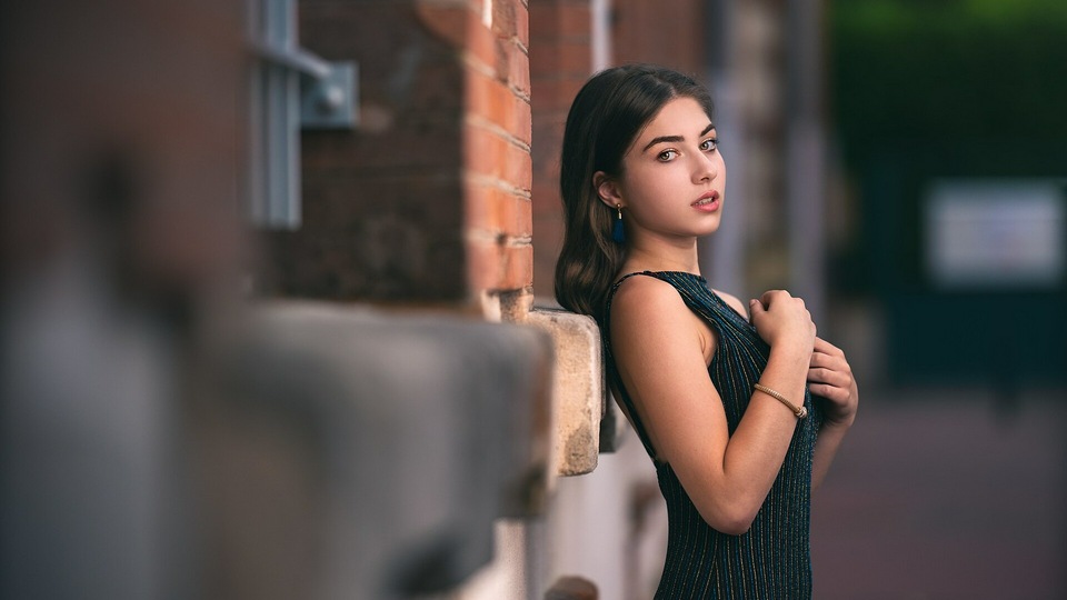 Девушка Поза Руки Взгляд Платье