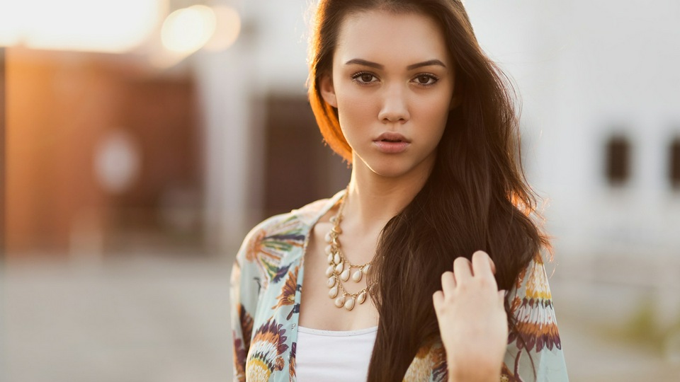 Девушка Запускает Руки в Волосы, глядя на Зрителя