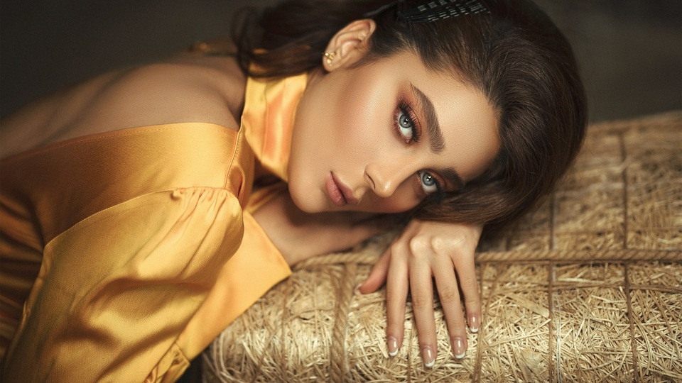 Голубоглазая Девушка С Черными Волосами, Лежащая Головой на Столе