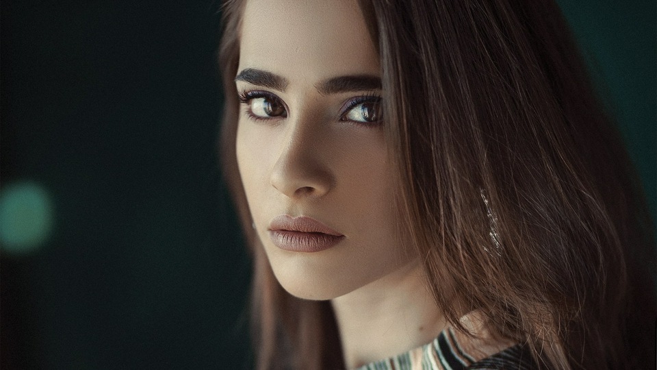 Девушка Крупным планом Смотрит на Зрителя