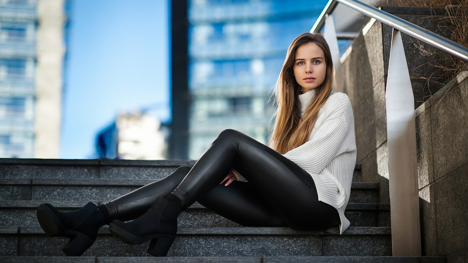 Девушка, Сидящая на Лестнице и Смотрящая на Зрителя 4k