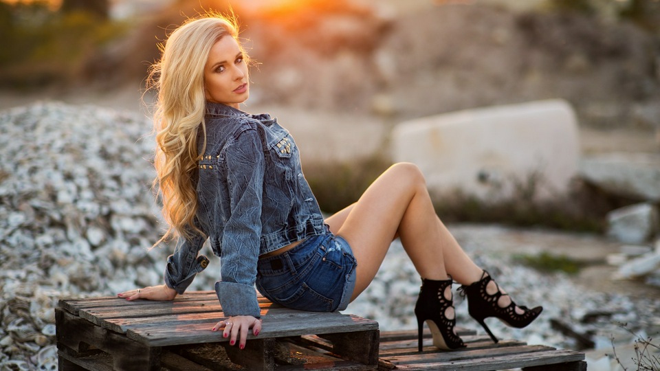 Джинсовая куртка Лисси Кэтт, сидящая на открытом воздухе