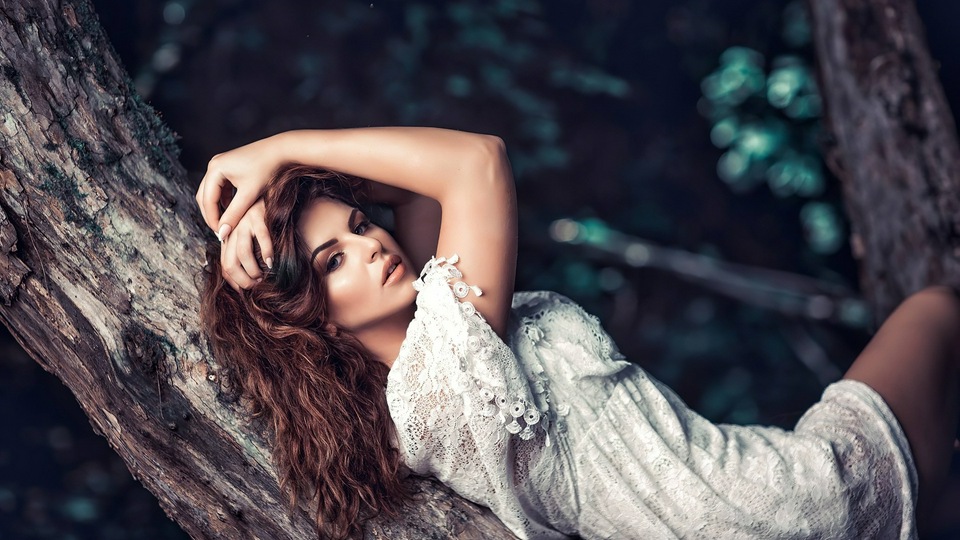 Девушка, лежащая на Ветке дерева 4k