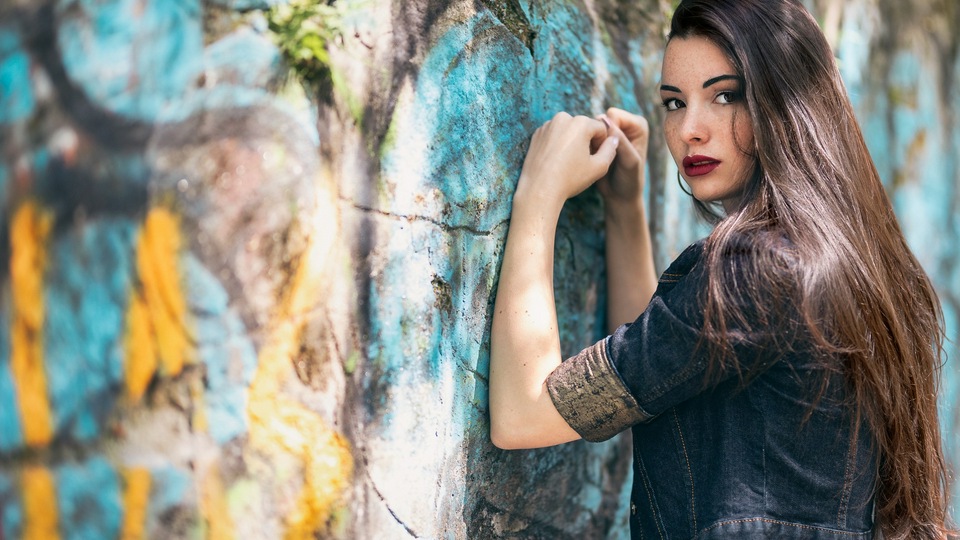 Девушка Поза Руки Волосы Взгляд Стена