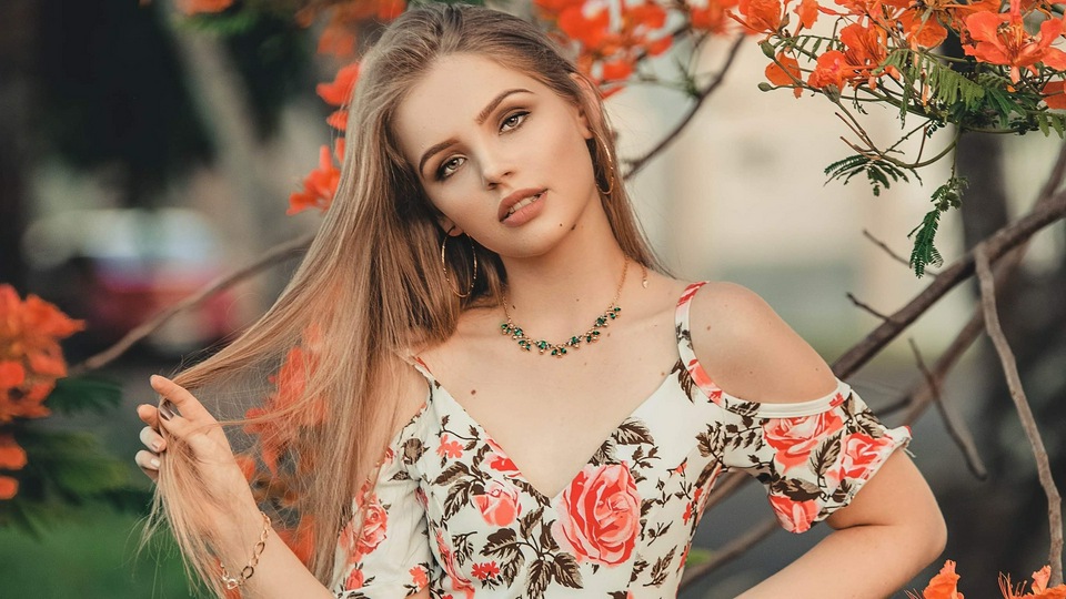 Женщина в цветочном платье