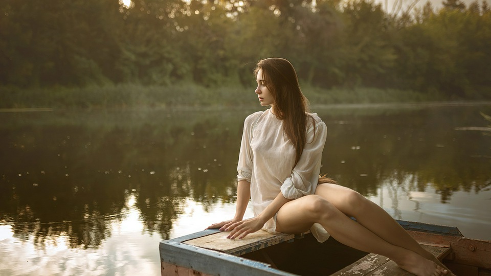 Девушка на лодке Вечерняя фотография 4k