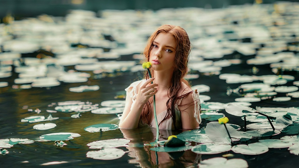 Девушка с цветком в воде 4k