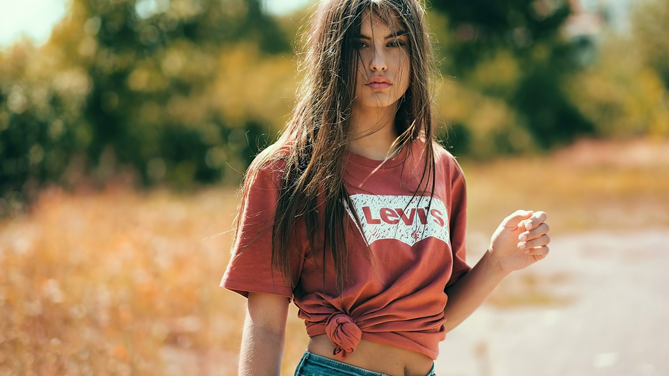 Девушка с волосами на лице Футболка Levis 4k