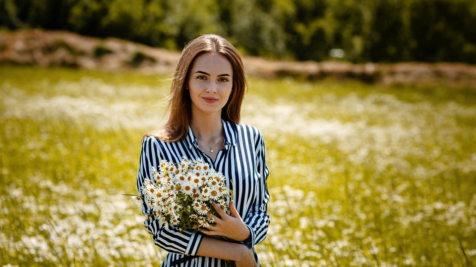 Симпатичная Девушка с Цветами В Руке