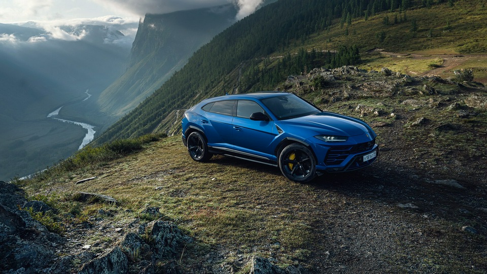 Внедорожник Lamborghini Urus синего цвета