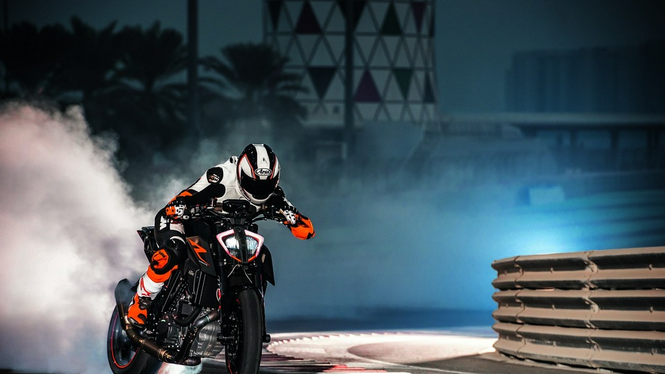 Дрейфующий KTM 1290 Super Duke