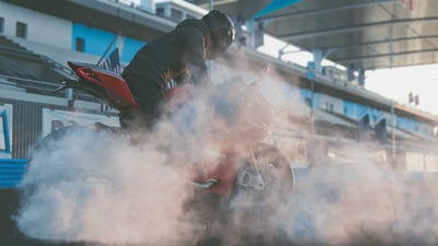 Экипаж 2 Ducati Panigale R Burnout 4k