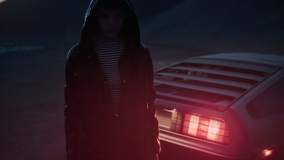 Гонщик на автомобиле Делореан