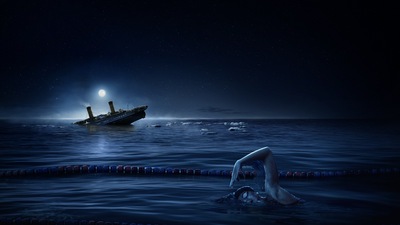 Титанический корабль рядом с пловцом