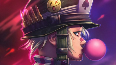 Девушка в шлеме жует резинку