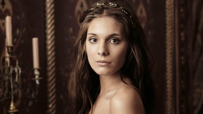 Кейтлин Стейси в роли Кенны