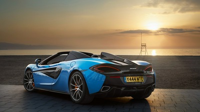 2018 McLaren 570S Spider Вид сзади