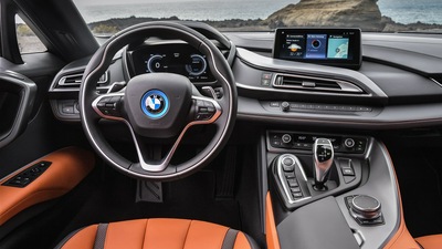 Интерьер родстера BMW I8 2018 года выпуска