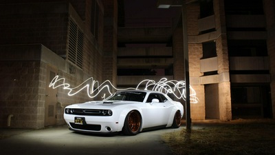 Фотография мускул-кара Dodge Challenger с длительной экспозицией