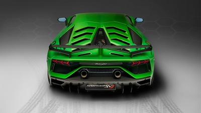 2018 Lamborghini Aventador SVJ сзади