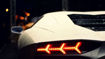 Белый Lamborghini Aventador сзади