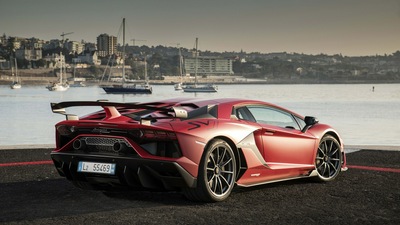 Lamborghini Aventardor SVJ сзади