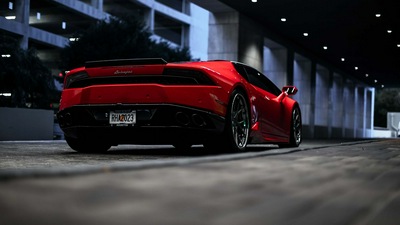 Красный Lamborghini Huracan сзади