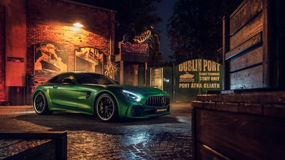 Зеленый Mercedes AMG GT R спереди