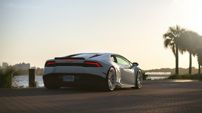 Белый Lamborghini Huracan сзади 4k