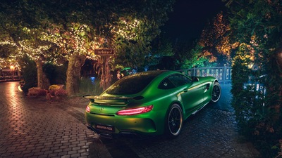 Зеленый Mercedes AMG GT R сзади