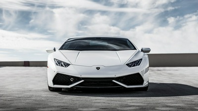 Белый Lamborghini Huracan 5k спереди