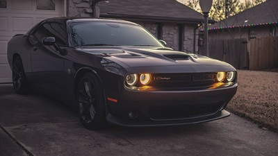 Черный Dodge Challenger 5k