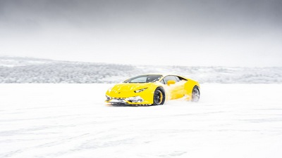 Желтый Lamborghini Aventador в снегу 5k