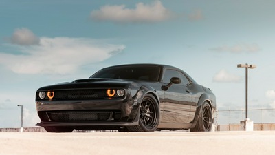 Dodge Challenger SRT 8k спереди