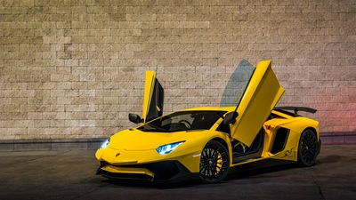 Желтый Lamborghini Aventador 2019