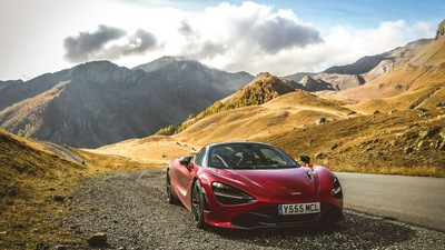 Красный McLaren 720 S