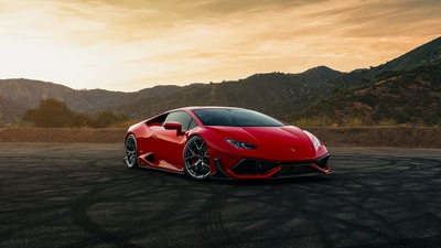 Красный автомобиль Lamborghini Huracan