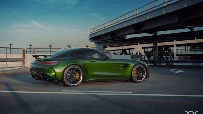 Зеленый автомобиль Mercedes Benz Amg GT