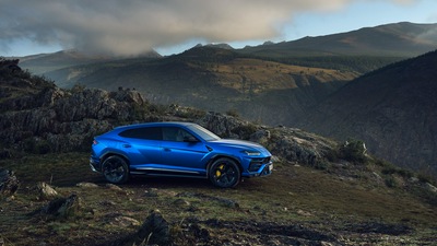 Синий внедорожник Lamborghini Urus