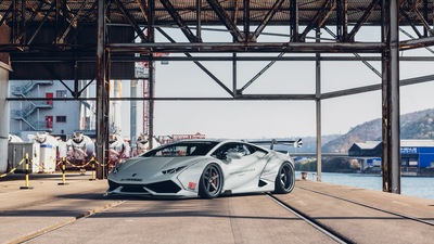 Серая передняя часть автомобиля Lamborghini