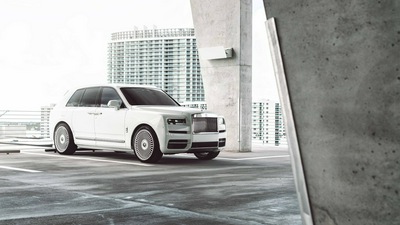 Белый Rolls Royce Cullinan 8k 2020