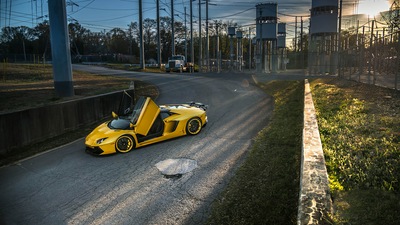 2020 Оранжевый Lamborghini Aventador Sv Открывает двери