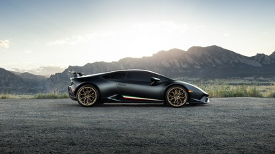 Черный Lamborghini Huracan 2020 Вид сбоку