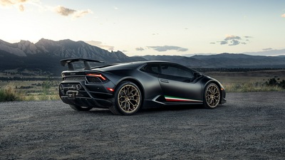 Черный Lamborghini Huracan 2020 Сзади