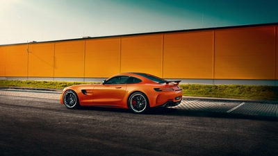 Оранжевый Mercedes Benz Amg GT Сзади